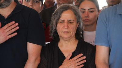 Tutuklu bulunan HDP'li Gülten Kışanak, ablasının cenaze törenine katıldı