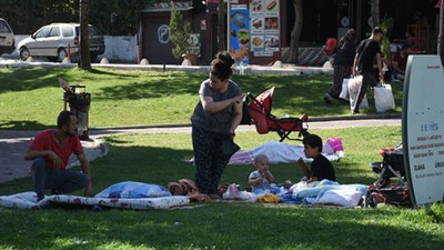 Malatya'daki depremin ardından bazı vatandaşlar parklarda sabahladı