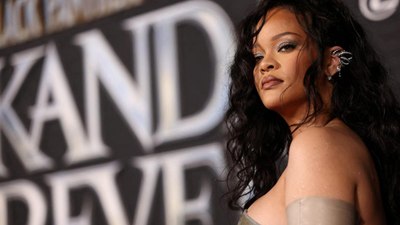 Emzirme sütyeni çıkartan Rihanna oğluyla poz verdi!