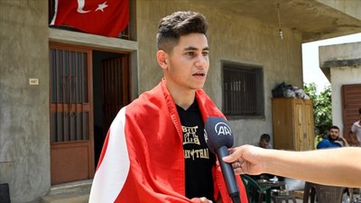 Lübnanlı Türkmen sporcu, kazandığı muaythai turnuvasını Türk bayrağı ile kutladı