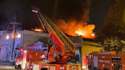 Bursa'daki ahşap kapı fabrikasında alevler kontrol altında