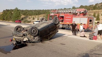 Kütahya'da takla atan otomobilden yara almadan kurtuldular