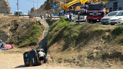 Sinop'ta el freni çekmeyi unutan sürücü denize girdi! Otomobil ters döndü