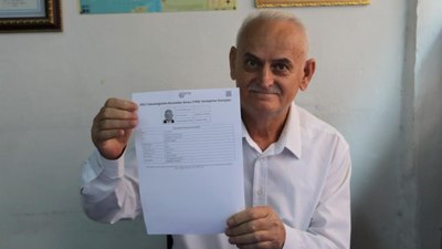 İzmir'de Binali Yıldırım'a benzeyen 68 yaşındaki adam üniversiteli oldu