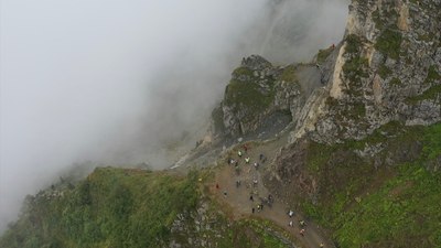 Bisiklet tutkunları, dünyanın en tehlikeli yolu Derebaşı virajlarında pedal çevirdi