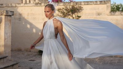 Burcu Esmersoy'un düğünü olay oldu! Hem oynadı, hem ağladı, İtalya'da dünyaevine girdi