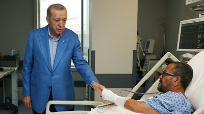 Cumhurbaşkanı Erdoğan, kaza geçiren Ali Sabancı ve eşini hastanede ziyaret etti