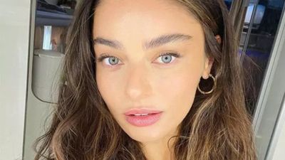 Ayça Ayşin Turan suya uzandı, cesur pozuna iltifat yağdı “Kendall yanında halt etmiş”