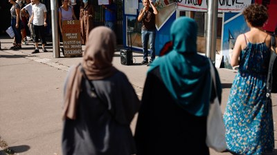 Fransa'da okullarda abaya yasağı protesto edildi