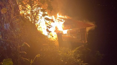 Rize'de 2 katlı ahşap ev yandı