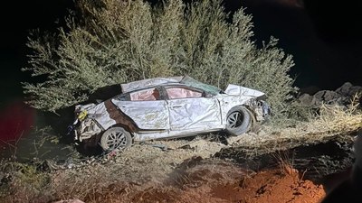 Tunceli'de 25 metreden düşen otomobil ağaca takıldı: 1'i ağır 3 yaralı