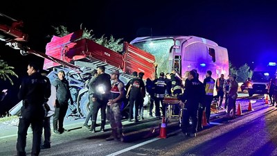 Erzurum'da yolcu otobüsü traktöre çarptı: 2 ölü 1'i ağır 18 yaralı