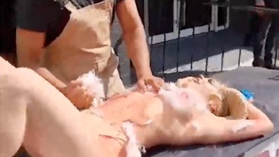 İngiltere'de akılalmaz olay! Keçiler için çırılçıplak soyundu, çığlık çığlığa pozlar verdi: