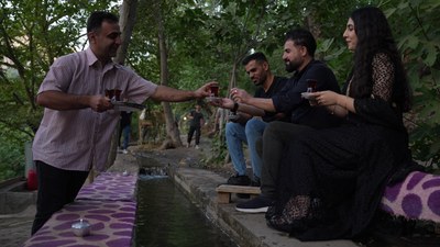 Irak ile İran'ı ayıran su kanalında çay keyfi