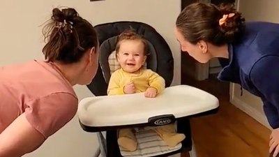 Annesinin ikizini ilk kez gören bebeğin büyük şaşkınlığı gündem oldu