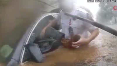 ABD'de sel felaketi! Suya gömülen sürücüye camı kırarak müdahale ettiler