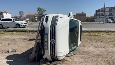 Aksaray'da sürücü hakimiyetini kaybetti! Otomobil yan yattı