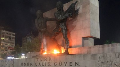 Ankara'da akıl sağlığı yerinde olmayan kişi anıtı yaktı