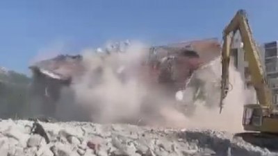 Hatay'daki binanın yıkılma anı kamerada