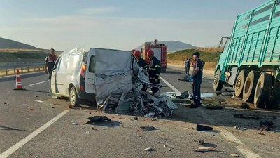 Nevşehir'de kamyona arkadan çarpan araç hurdaya döndü: 2 kişi öldü