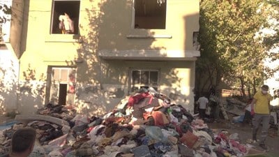 Samsun'da bir evden tonlarca çöp ve atık çıkarıldı