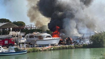 Antalya'da orman yangını! Tersane ve teknelere sıçradı