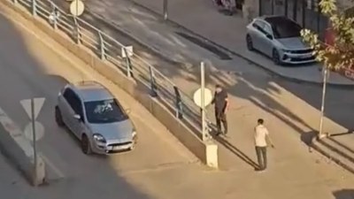 Elazığ'da sokak ortasında silahlı kavga kamerada