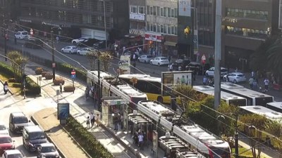 İstanbul'da toplu ulaşım kazası! İETT otobüsü tramvaya çarptı