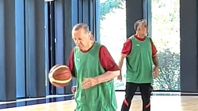 Cumhurbaşkanı Erdoğan’ın yeni basketbol performansı paylaşıldı: Masada, sahada, sporda mücadeleye devam