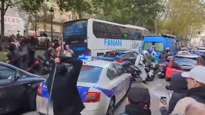 Fransa'da polis şiddetine karşı düzenlenen protestoda polisler kaçtı