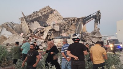Hatay'da yıkım sırasında çöken binanın altında kalan iş makinesi operatörü öldü