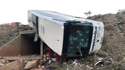 Erzurum'da yolcu otobüsü devrildi! 3 kişi can verdi...