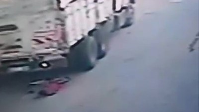 Adana'da bisikletini kurtarmak isteyen çocuk kamyonun altında kaldı