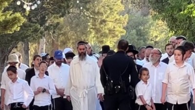 İsrail polisi korudu: Yahudi yerleşimcilerden Mescid-i Aksa'ya baskın