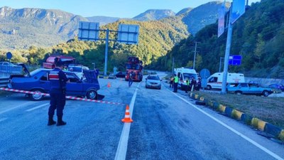 Karabük'te iki otomobilin çarpıştığı kazada 1'i ağır 4 kişi yaralandı
