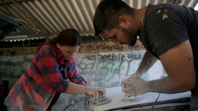 Muğla'da çırak bulamayan eşinin yanında kaportacı oldu