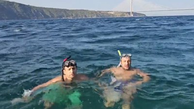 Selçuk Bayraktar, İstanbul Boğazı'nı yüzerek geçti