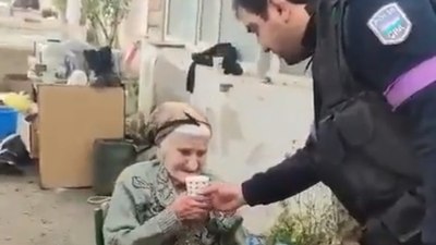 Azerbaycan polisi, Karabağ'ı terk eden Ermenilere su ikram etti