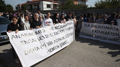 Batı Trakyalı Türkler, azınlık okulundaki dönüşümlü eğitimi protesto ediyor