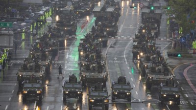 Güney Kore gövde gösterisi yaptı! 10 yıl sonra 3 bin 700 askerle tören düzenlendi....