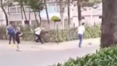 İstanbul'da bıçakla polisi tehdit eden şahıs kamerada