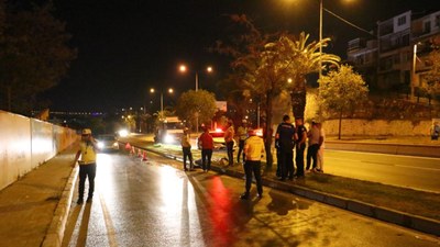 İzmir'de refüje çarpan motosikletli yaşamını yitirdi