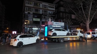 Kadıköy'de otomobiller çarpışıp direğe vurdu: 3 yaralı