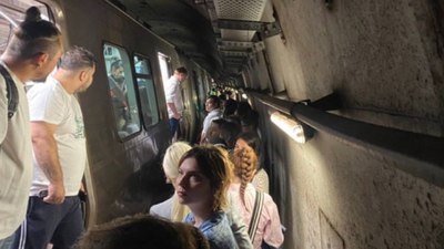 İstanbul'da toplu ulaşım krizi! Metro durdu, vatandaşlar hatta yürüdü