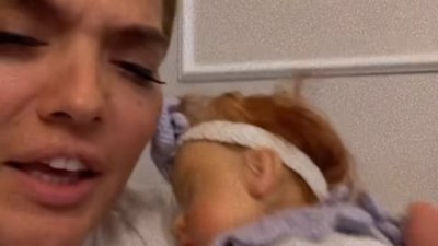 Demet Akalın 10 bin liralık bebeğiyle oynadı! Gören 'Akıl sağlığını' sordu