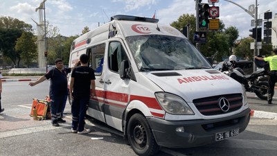 İstanbul'da ambulans kaza yaptı! İçinde hasta olan araç yan yattı