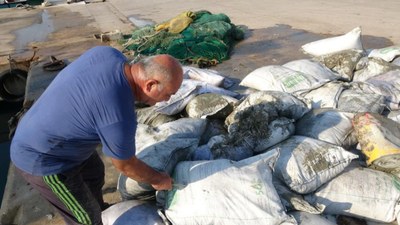 Mersinli balıkçıların ağına pirinç torbaları takıldı