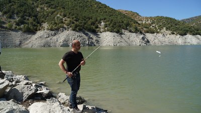 Kastamonu Karadere Barajı’nda balık kafesi yırtılınca oltasını alan balık tuttu