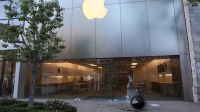 iPhone 15 çılgınlığı! ABD'de birçok Apple mağazası yağmalandı