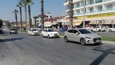 Antalya’da sürücü yaya geçidinde durdu! Zincirleme kaza yaşandı